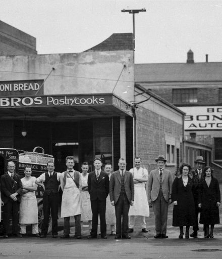 Staff and vehicles of Boniface Brothers' Bakery, corner of Cuba and Bourke Streets