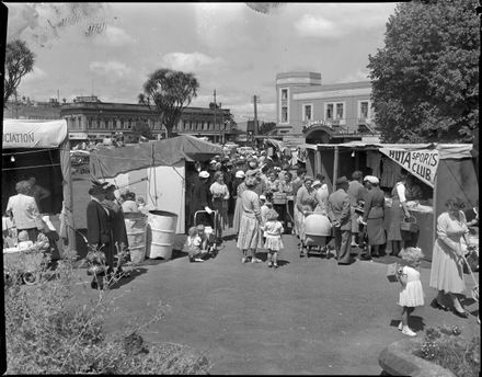 "Early Morning Bargain Hunters" Jaycee Market Day