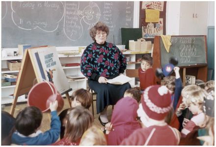 Audrey Green reads to Terrace End School pupils