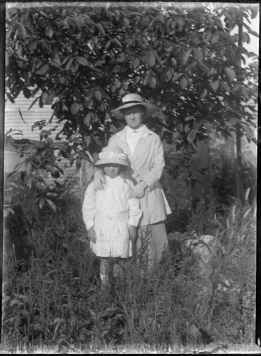 Unknown Woman and Girl - Berry Family Collection - Resource cover image