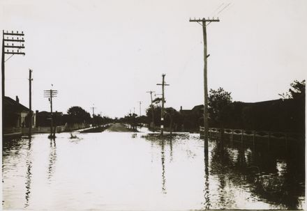 Floodwaters in Albert Street - Resource cover image