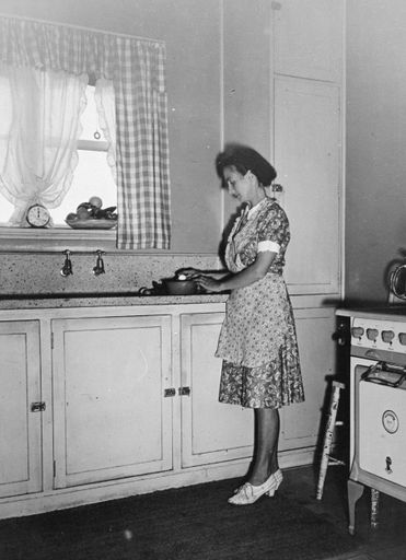 Evans Family Collection: Mrs Evans in the kitchen, 5 Mansford Place