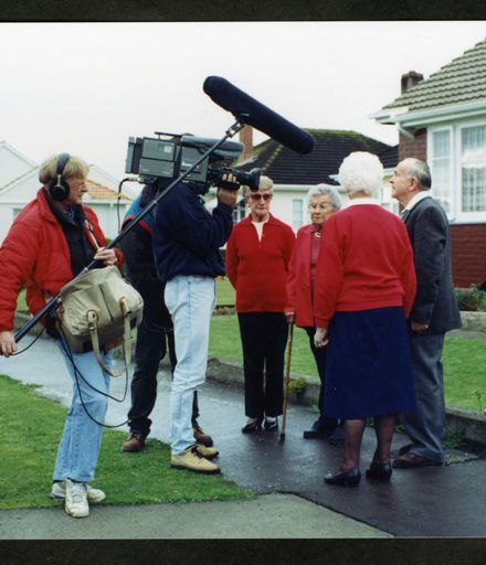 Tony Evans Collection: Talking to residents of Savage Crescent, for Ediface television programme