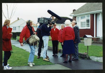 Tony Evans Collection: Talking to residents of Savage Crescent, for Ediface television programme