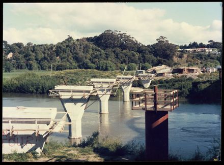 Construction of the Fitzherbert Bridge