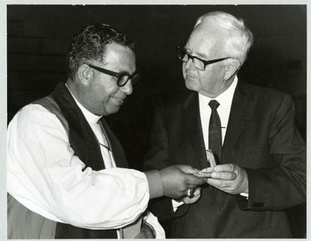 Ko Pīhopa Manu Bennett rāua ko Len Plimmer