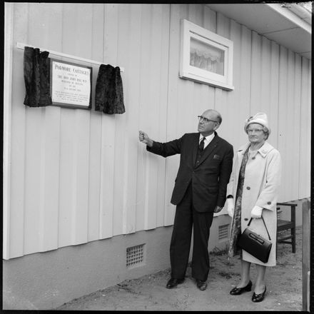 ""Plaque Unveiled on Foxton Cottages"