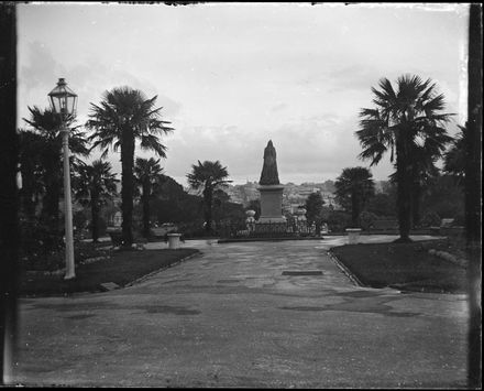 Statue of Queen Victoria in Albert Park, Auckland - Resource cover image