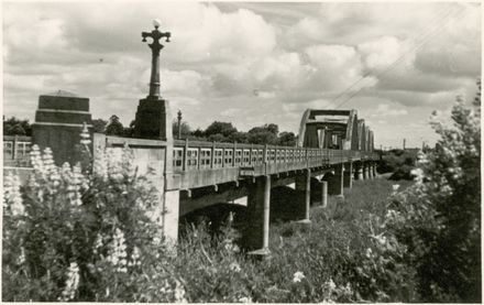 The second Fitzherbert Bridge, view from the southern end - Resource cover image