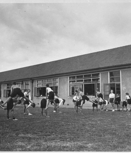 Palmerston North Intermediate Normal School pupils