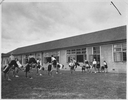 Palmerston North Intermediate Normal School pupils