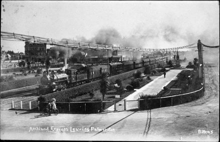 Auckland Express passing through The Square