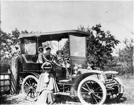 Mrs Aldrich and children with their 'Richard Brazier' car