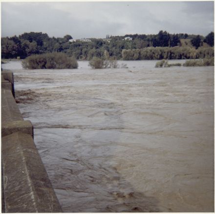 Flood of 1965 - Manawatū River from Fitzherbert Bridge