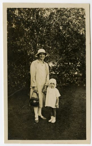 Andrews Collection: Mrs Oliver and Edith in The Square