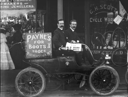 Early Palmerston North car and passengers