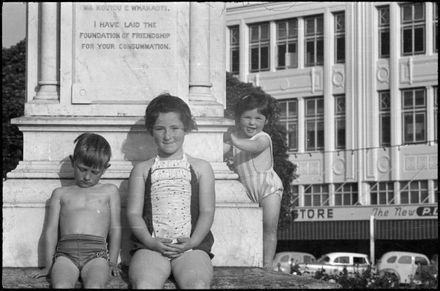 Children at the Te Awe Awe Statue, The Square