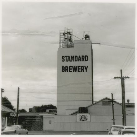2021P_LionBreweries2-6-1_036069_002 - Helicopter Used in Installation of Standard Brewery Sign