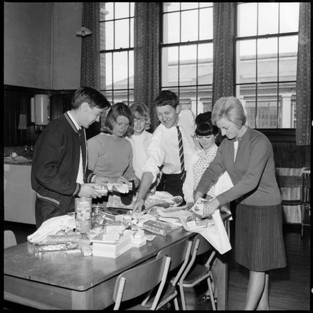 [Teachers' College Students Wrapping Gifts for Old People] - Resource cover image