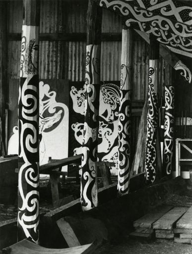Mahi toi i runga i ngā pou e mātakitaki ana i ngā mahi hanga waka, Pahiatua