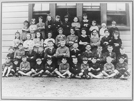 Fitzherbert East School - group photograph of pupils