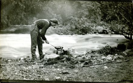 Les Davis cooking trout, Kahutarawa Gorge