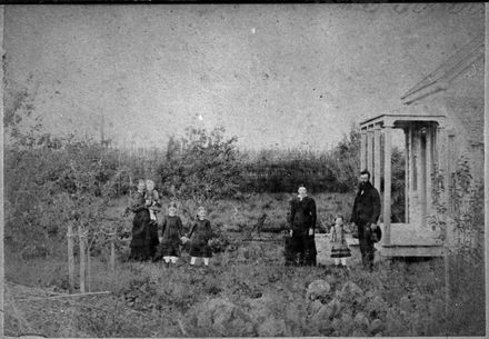The Voss family outside 'De Neuk' - Resource cover image