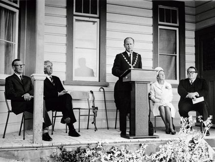 Des Black, Mayor of Palmerston North speaking at opening of Manawatu Museum, Amesbury Street - Resource cover image