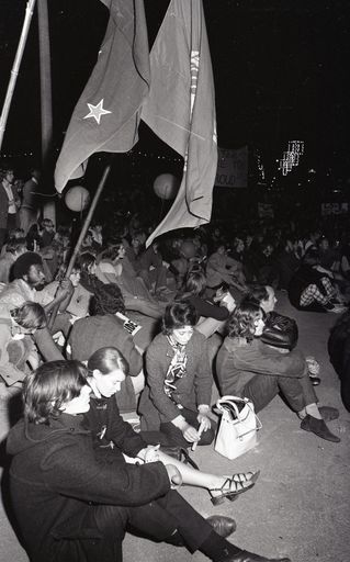 "2000 in Peaceful March Against War"