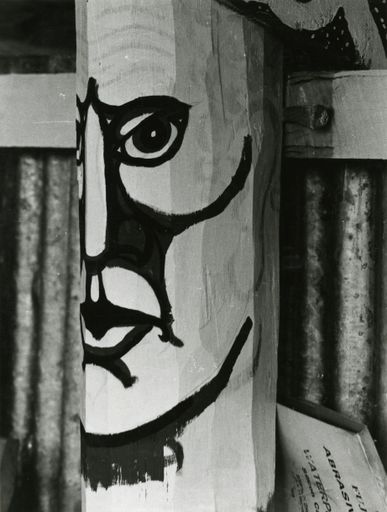 Mahi toi i runga i ngā pou e mātakitaki ana i ngā mahi hanga waka, Pahiatua - Resource cover image