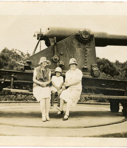 Andrews Collection: Myra, Joyce and Mrs May with Square Cannon