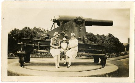 Andrews Collection: Myra, Joyce and Mrs May with Square Cannon