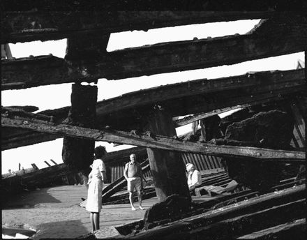 Page 3: People at the "Hydrabad" shipwreck, Waiterere Beach