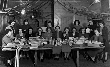Packing parcels for the Māori Battalion