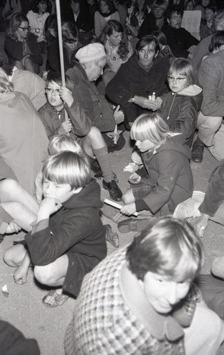 "2000 in Peaceful March Against War"