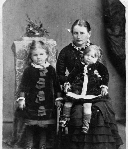 Mary Manson and her daughters Jane and Evaline