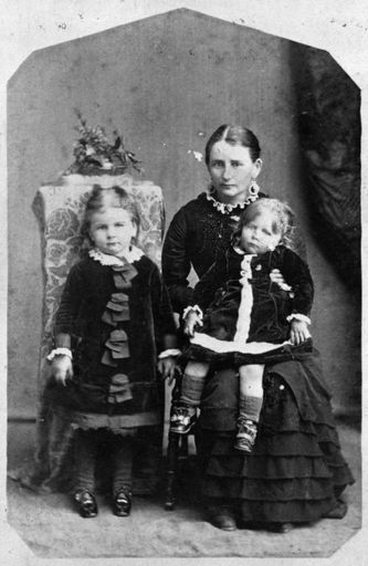 Mary Manson and her daughters Jane and Evaline