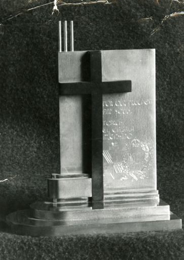 Miniature monument in honour of New Zealand and Polish soldiers