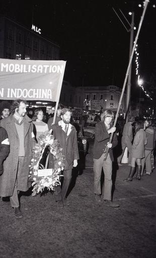 "2000 in Peaceful March Against War" "2000 in Peaceful March Against War"