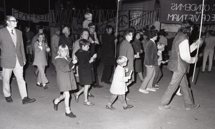 "2000 in Peaceful March Against War"