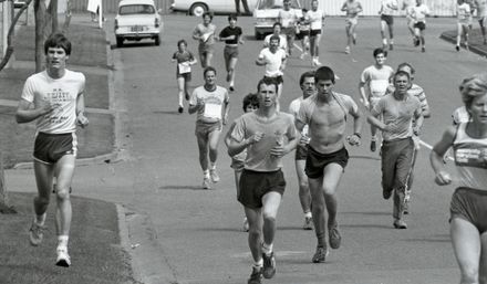 2022N_2017-20_040091 - Manawatu Evening Standard Fun Run 1984