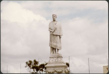 Te Peeti Te Awe Awe statue