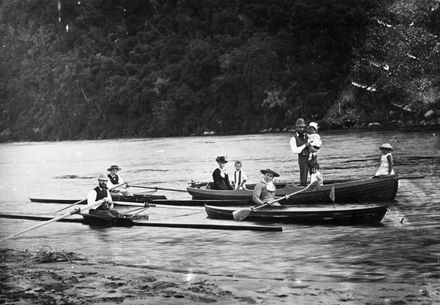 Park and Smith families boating on the Manawatu River