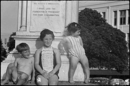 Children at the Te Awe Awe statue in The Square