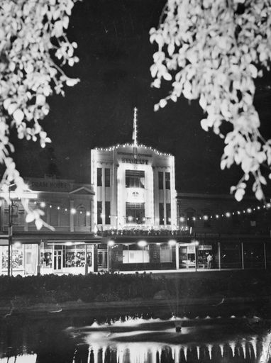 Manawatu Evening Standard building, The Square