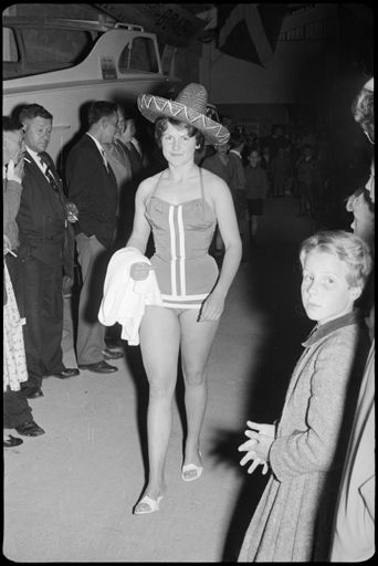 Mannequin Parade [ at the Boat Show]