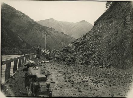 Clearing a slip on the Manawatu Gorge Road