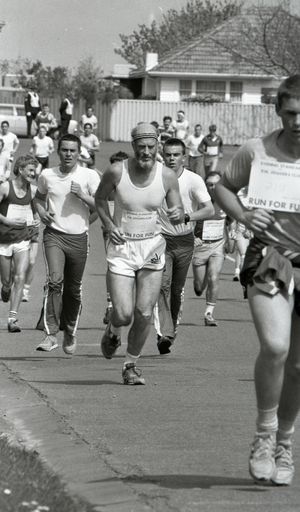 2022N_2017-20_040085 - Manawatu Evening Standard Fun Run 1984