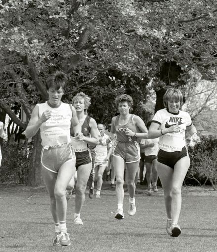 2022N_2017-20_040098 - Manawatu Evening Standard Fun Run 1984