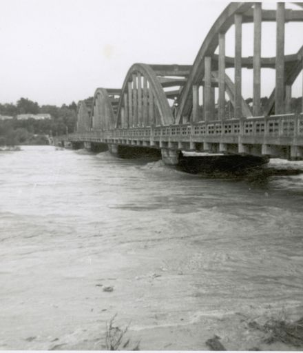 Flood of 1965 - Fitzherbert Bridge